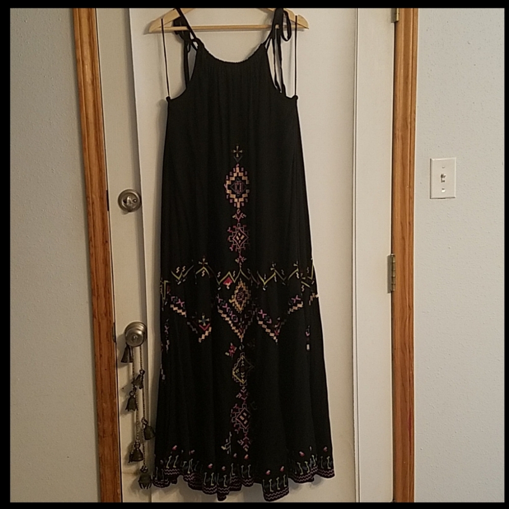 Embroidered Maxi Dress - Picture 7 of 7